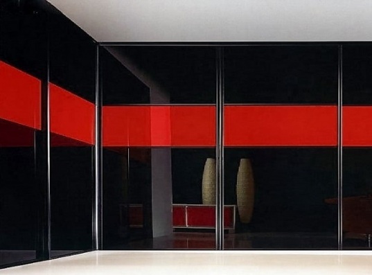 угловой встроенный шкаф-купе с черным стеклом