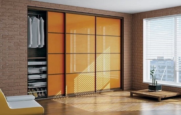 шкаф-купе с оранжевым стеклом глянец