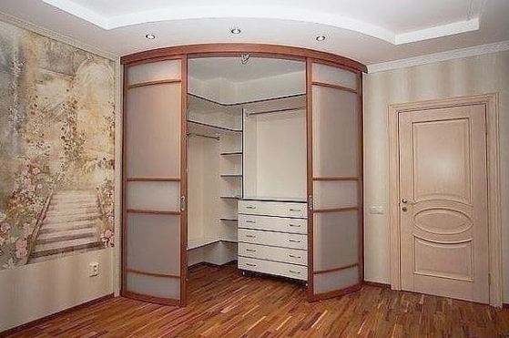 встроенный угловой шкаф с радиусными дверями